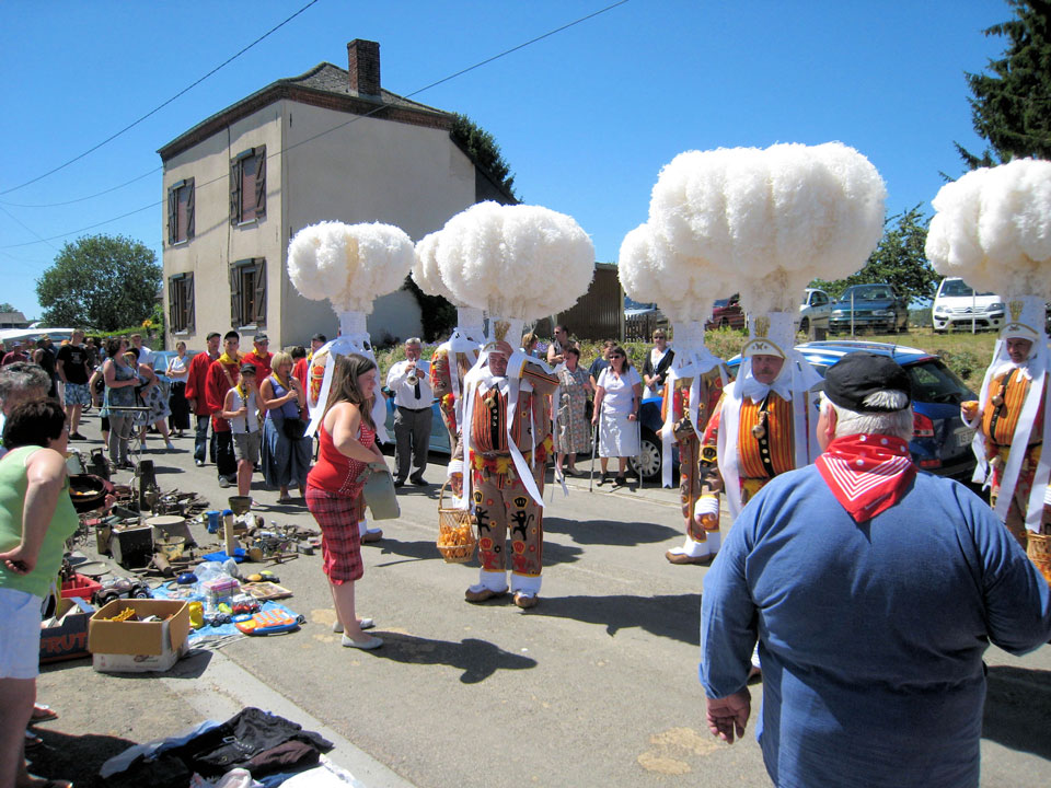 Ken je het verhaal van de poes en de eend? Er was eens een oude eend die iets aan het milieu wou doen. Hij wou geen benzine meer gebruiken, maar iets nuttigs doen. Op de laatste druppel brandstof sukkelde hij een dorpje in, op zoek naar een plekje om langdurig na te denken. Hij kwam een poes tegen die hem een veldje wees met zacht gras wat hem goed beviel. Blijf hier maar staan zei de poes, zo lang als je wilt, ik ben op zoek naar een huis maar dat hoeft niet van steen te zijn. Zo gingen ze samenwonen, de poes in de eend. Samen werden ze oud, de poes wat eerder dan de eend en toen de poes er niet meer was kwam er een nieuwe poes in de eend. Je begrijpt dat het verhaal, ook al is het kort, nog lang zal duren. Het gebeurde allemaal in een dorpje dat La Hérie heet.